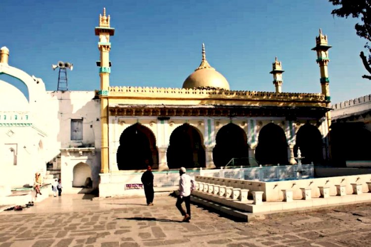 मुगल शासक औरंगजेब का मकबरा - Aurangzeb Ka Makbara - Redgo Stories